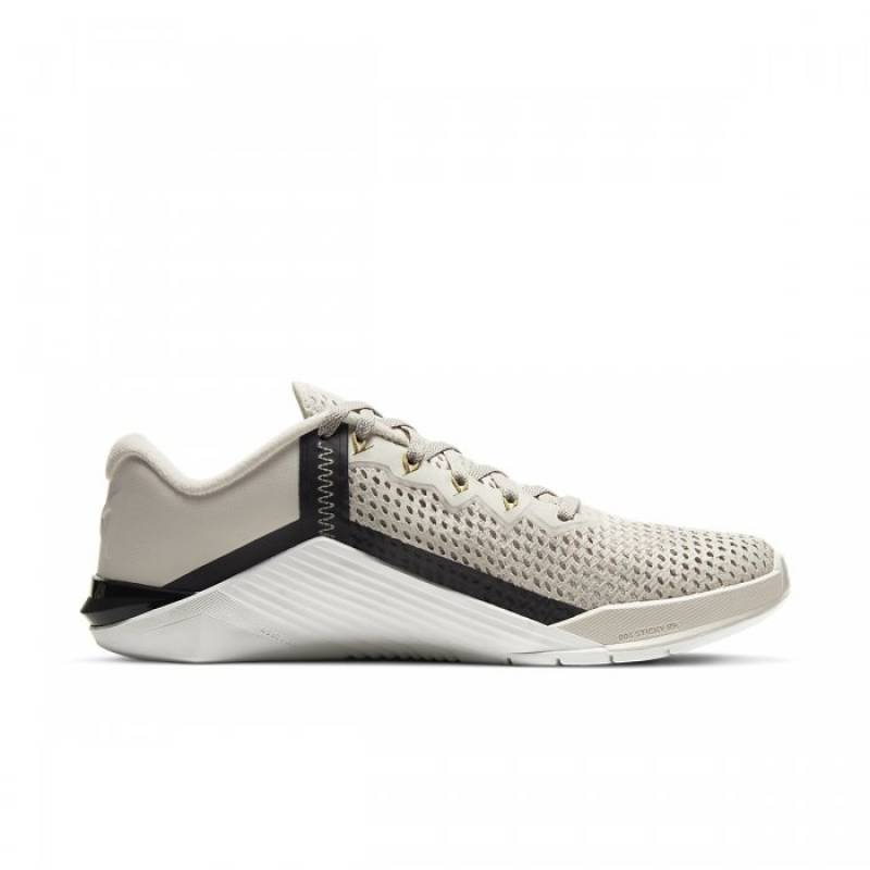 Damenschuhe Nike Metcon 6 - weiss/metallic gold