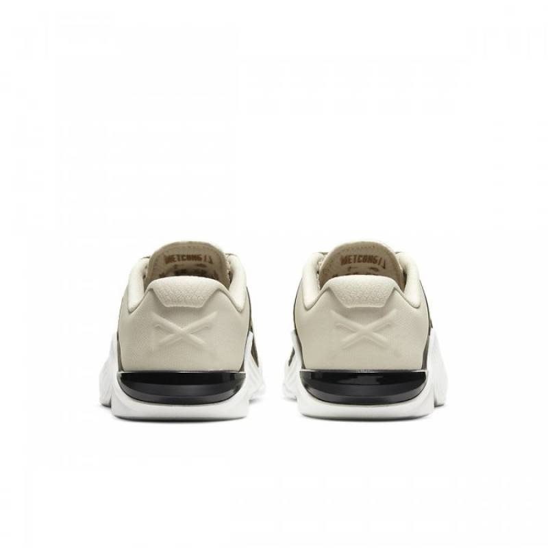 Damenschuhe Nike Metcon 6 - weiss/metallic gold