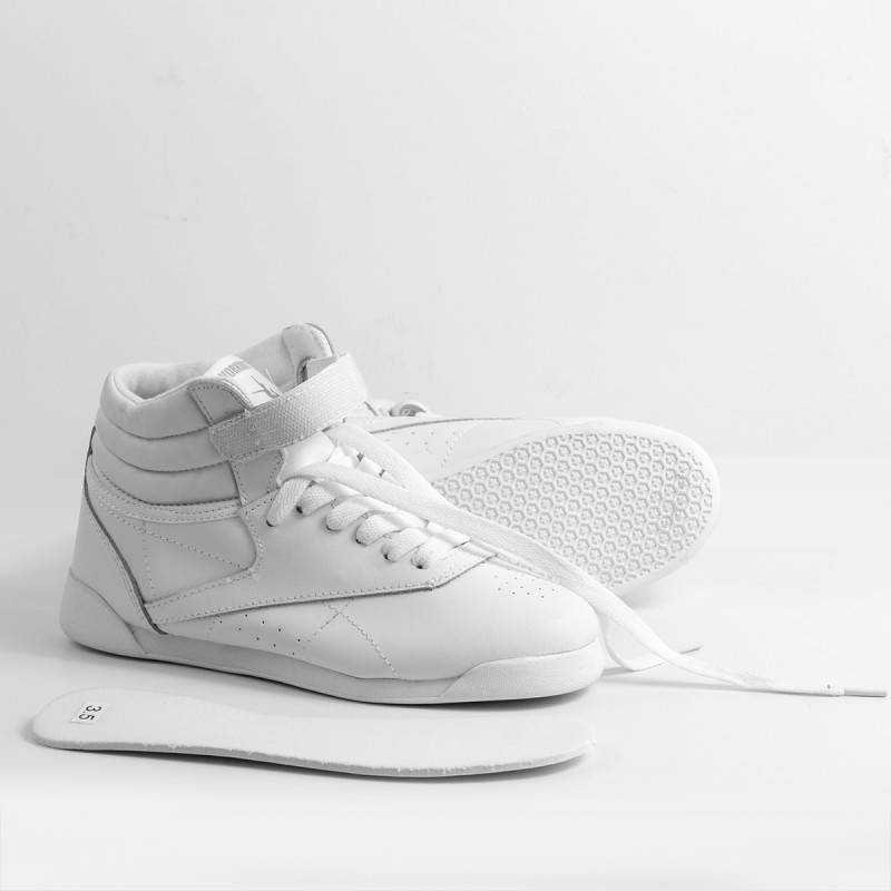 Weisse Kinderschuhe fur Aerobic-Training