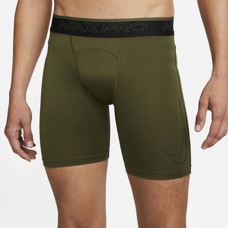 Man Shorts Nike Pro - green