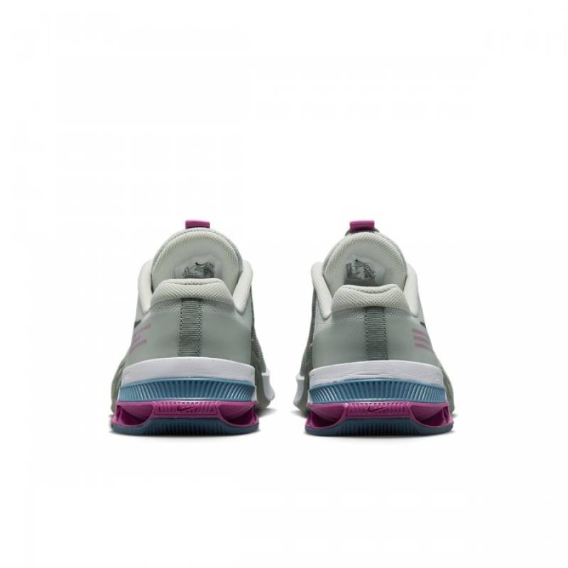 Dámské boty Nike Metcon 8 - light silver