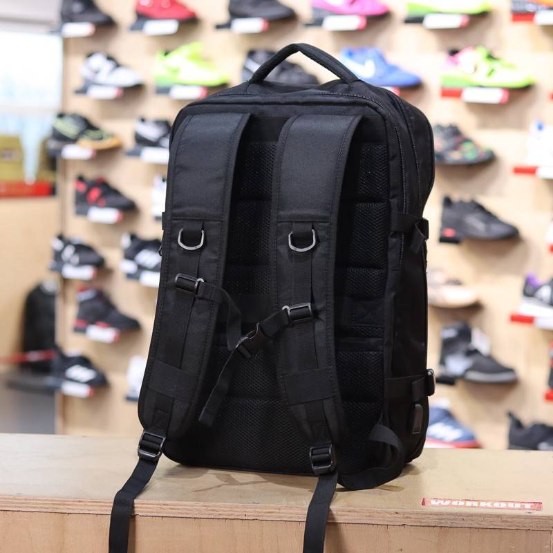 Fitness backpack WORKOUT with a pocket for wet clothes - 35 l