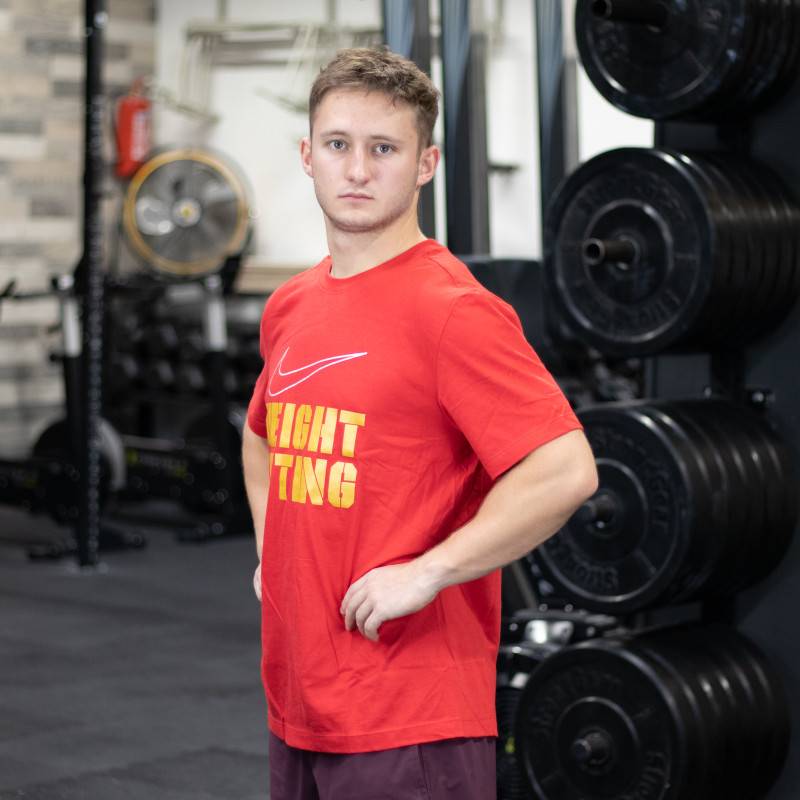 Man T-Shirt Nike Weightlifting Big Swoosh - red/gold