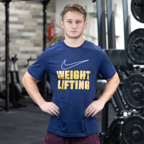 Nike tričko Weightlifting Big Swoosh - bílé/zlaté