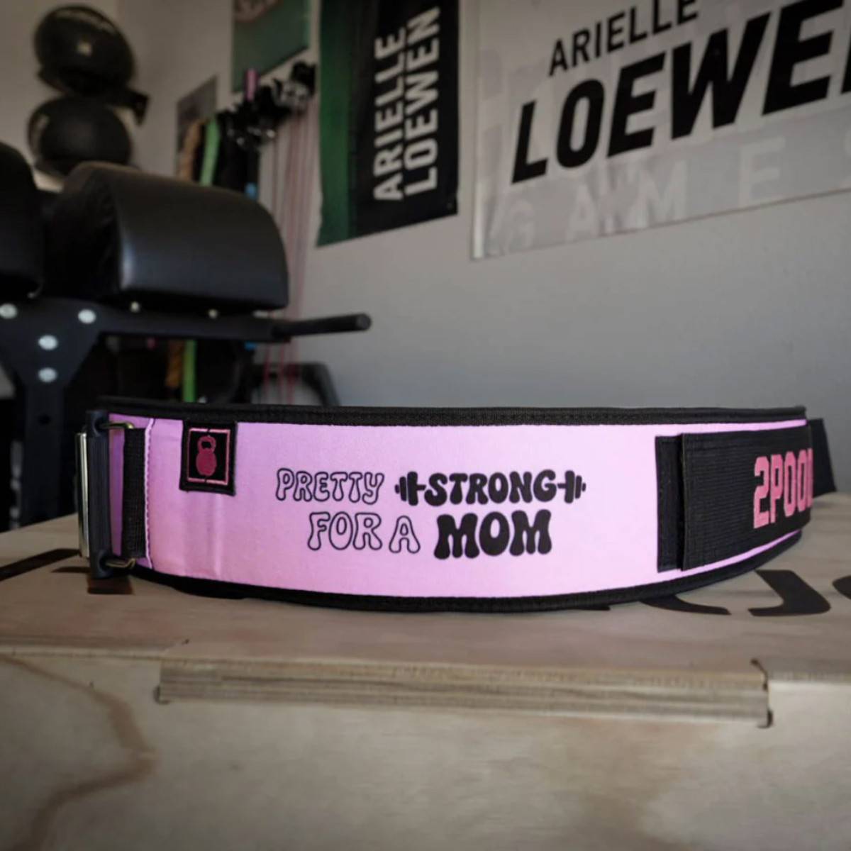 Vzpěračský opasek 2POOD - Pretty Strong for a Mom by Arielle Loewen